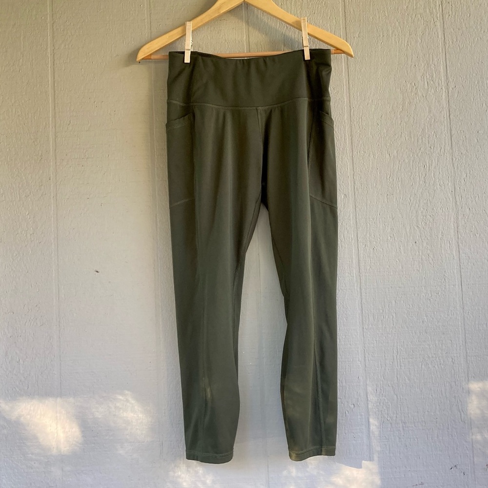 all in motion Target Compression Pocket Crop Olive Green Capri Leggings Medium